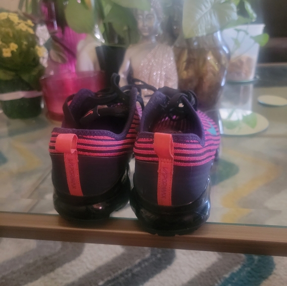 Nikes - Picture 3 of 6